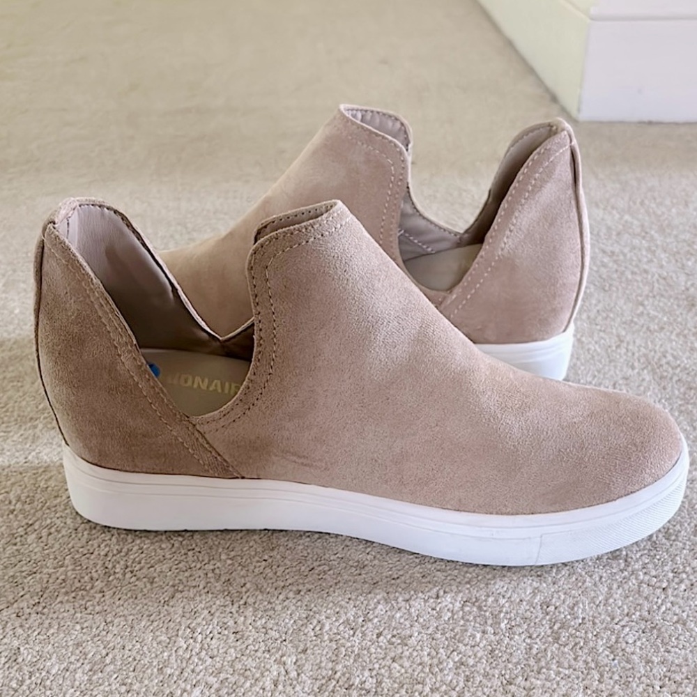 CUSHIONAIRE WEDGE SNEAKERS
